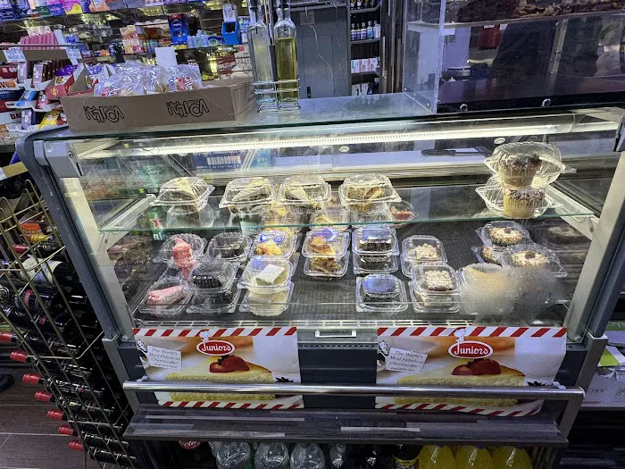 CLOUD MUNCHIES DELI & GRILL Picture 6