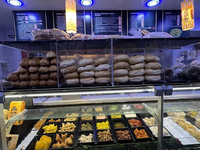 CLOUD MUNCHIES DELI & GRILL Picture 4