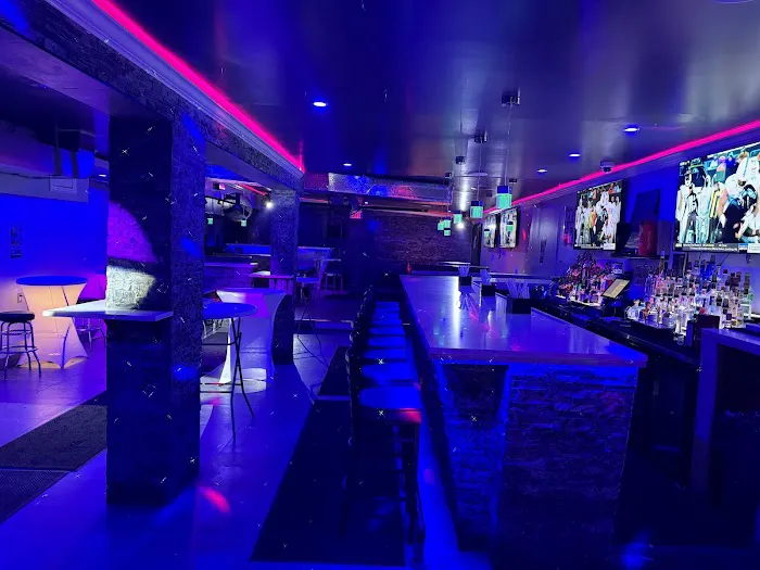 Roy's roti shop and lounge Picture 2