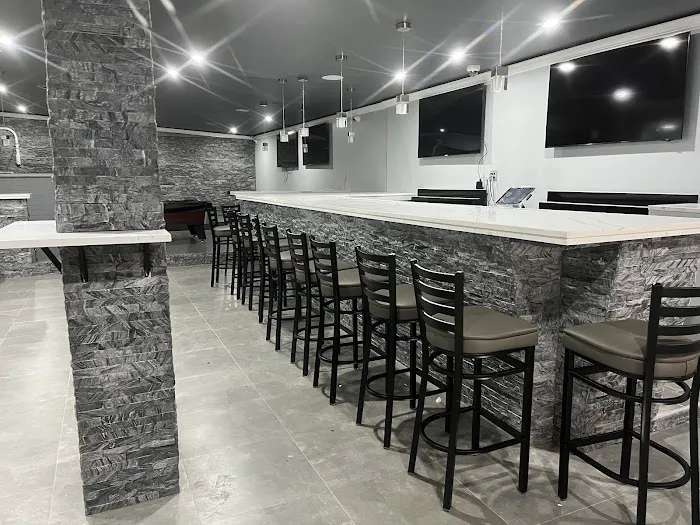Roy's roti shop and lounge Picture 9