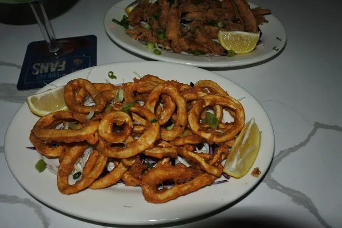 Roy's roti shop and lounge Picture 3