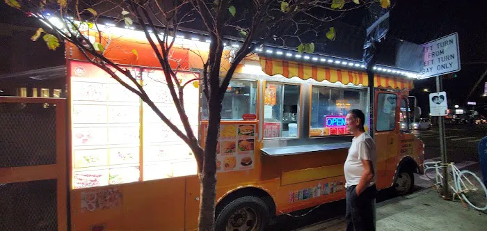 Zakis Halal Food Truck Picture 1