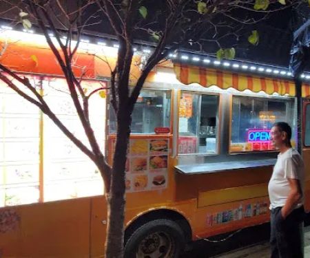 Zakis Halal Food Truck