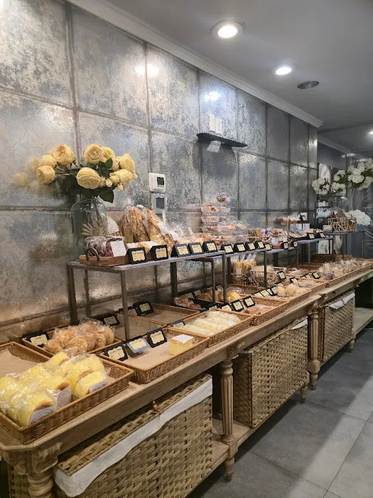 Lulu and Dino Cafe Bakery Picture 5