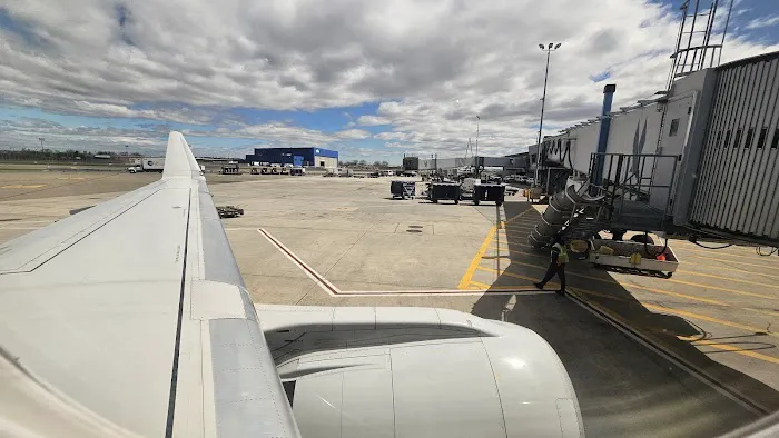 Admirals Club Picture 8