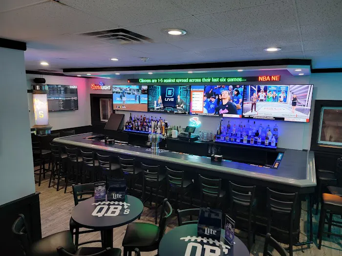 Qb's Bar and Grill Picture 6