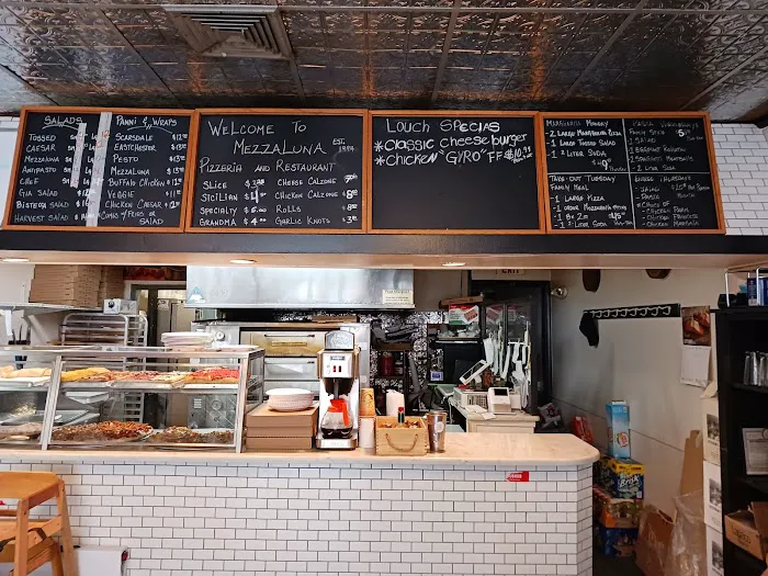 Mezzaluna Pizzeria & Restaurant Picture 3