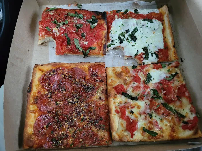 Mezzaluna Pizzeria & Restaurant Picture 1
