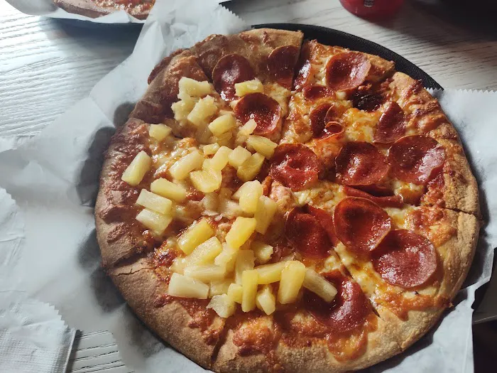 Singa's Famous Pizza & Grill Restaurant Picture 9