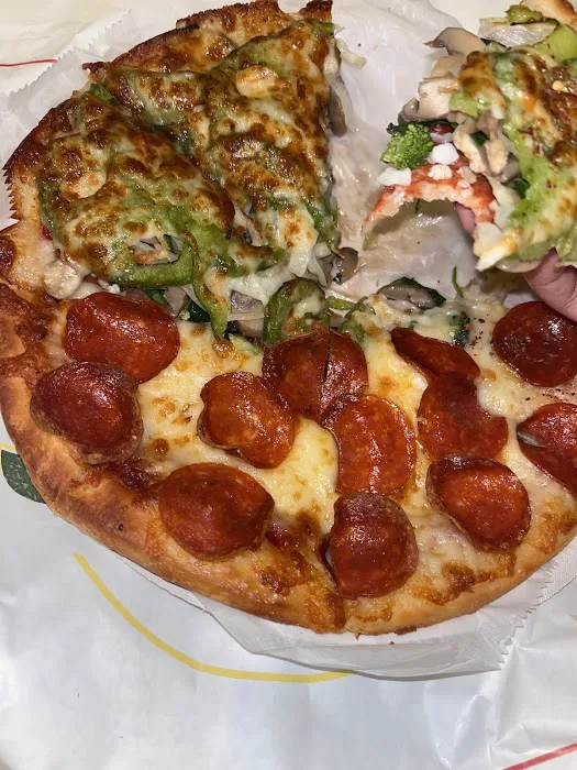 Singa's Famous Pizza & Grill Restaurant Picture 10