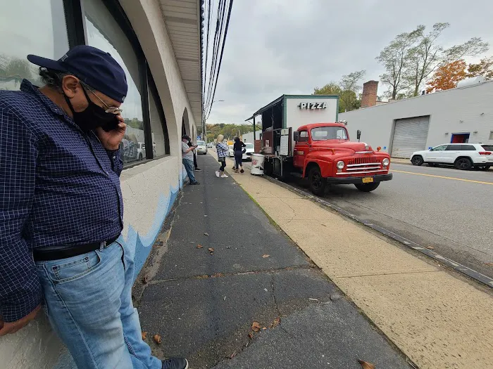 Roaming Woodfired Pizza Picture 4