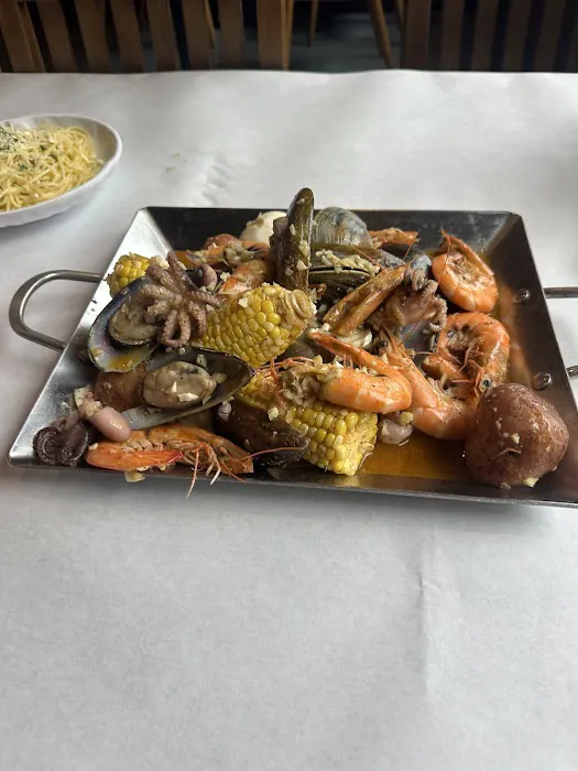 Loui Boil - Cajun Seafood Boil Restaurant / Crab House Picture 1