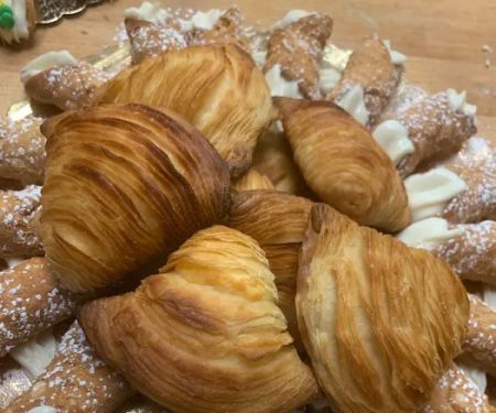 Vella's Cannoli