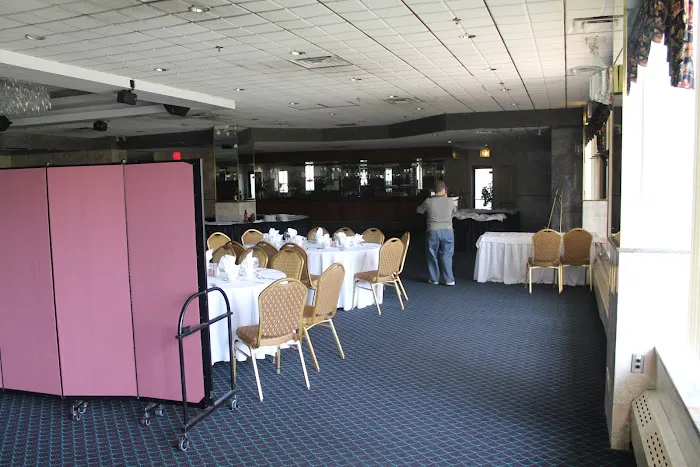 Dining at North Shore Towers Picture 2