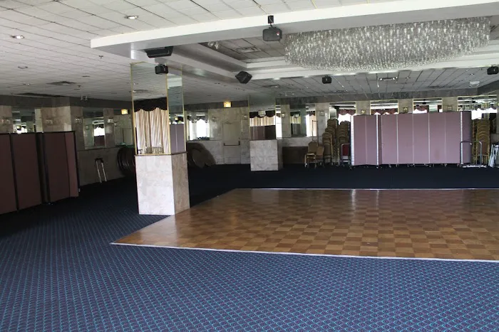 Dining at North Shore Towers Picture 10