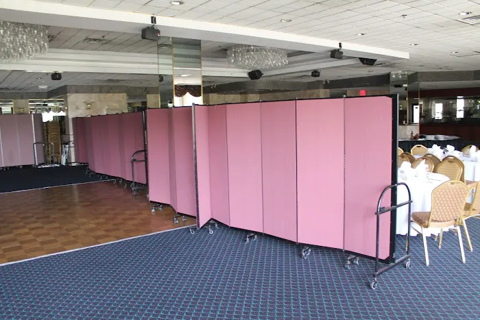 Dining at North Shore Towers Picture 9