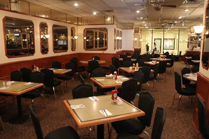 Dining at North Shore Towers Picture 5