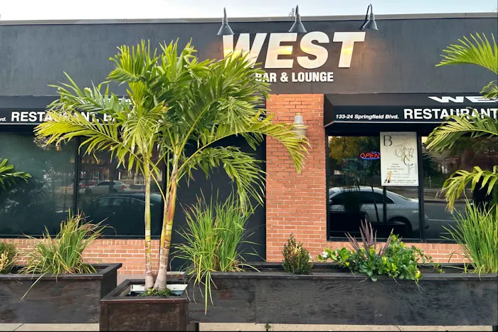 West Bar and Lounge Picture 9