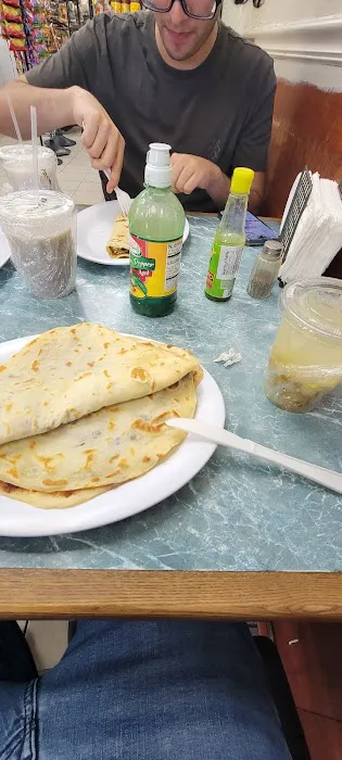El Manguito Deli Picture 6