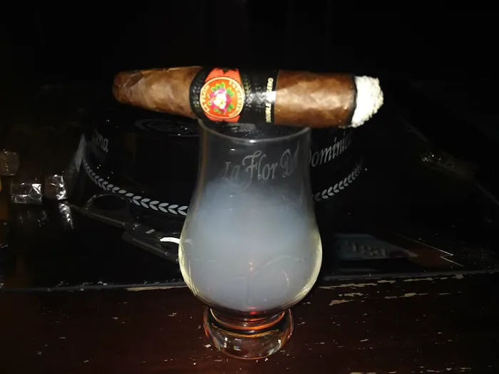 Central Cigar Lounge Picture 10