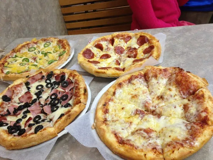 Singas Famous Pizza Picture 2
