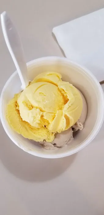 Henry's Confectionery Picture 8