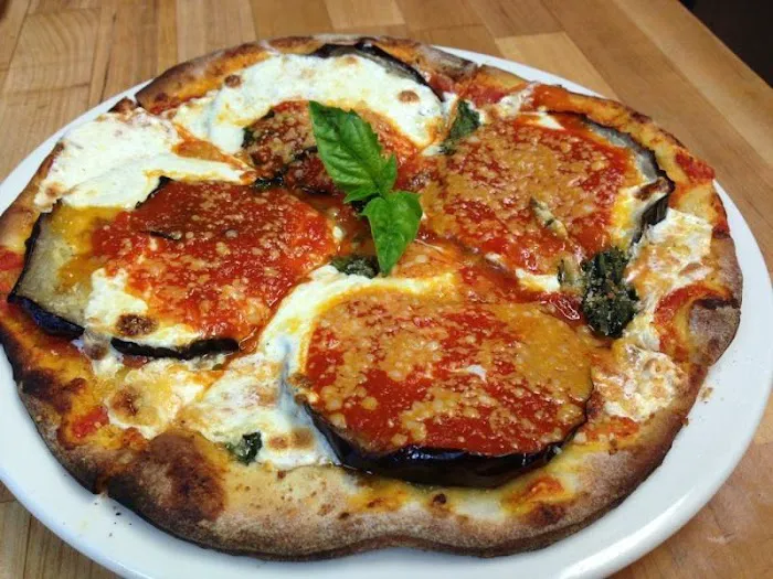 La Famiglia Pizzeria & Restaurant Picture 3