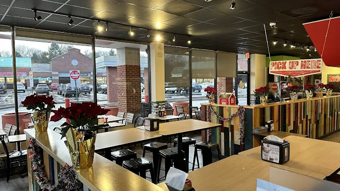MOOYAH Burgers, Fries & Shakes Picture 2