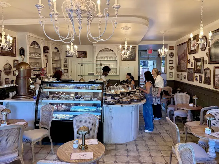 Bon Vivant Patisserie & Cakery Picture 2