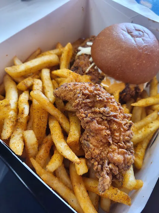 Fluffies Hot Chicken - Hackensack Picture 4
