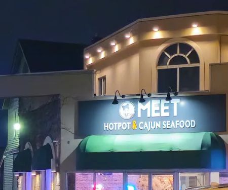 Meet Revolving Hotpot & Cajun Seafood