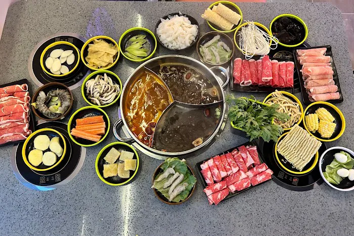 Meet Revolving Hotpot & Cajun Seafood Picture 5