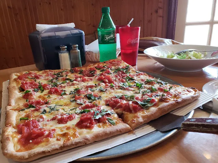 Lefty's Pizzeria and Restaurant Picture 2