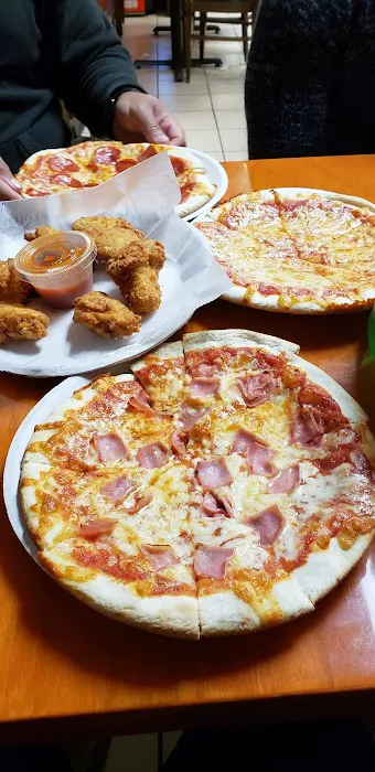 Singas Famous Pizza Picture 1