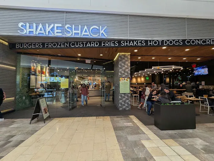 Shake Shack Garden State Plaza Picture 4