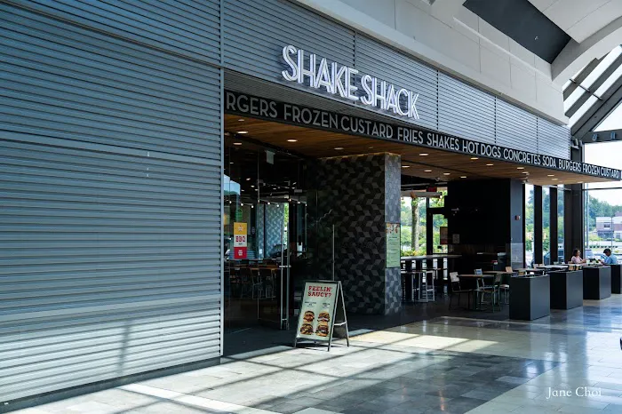 Shake Shack Garden State Plaza Picture 5