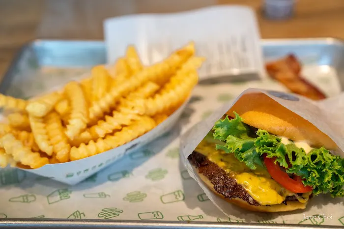 Shake Shack Garden State Plaza Picture 7
