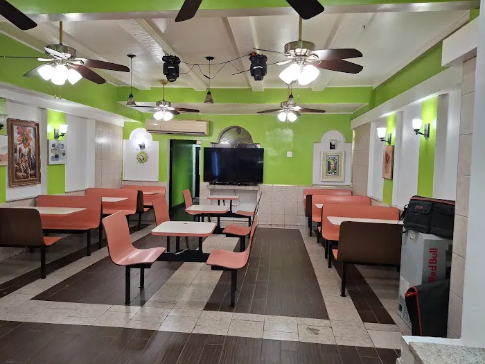 Extra Crispy Pizzeria & Restaurant Picture 2