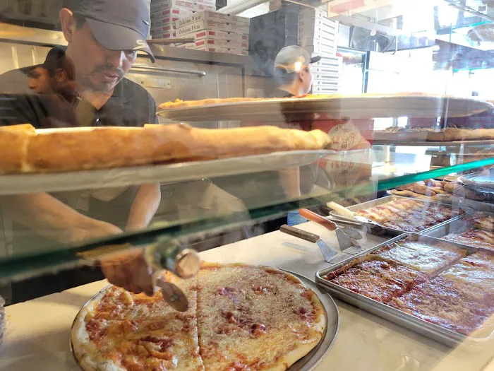 Yossi's Pizza Picture 2