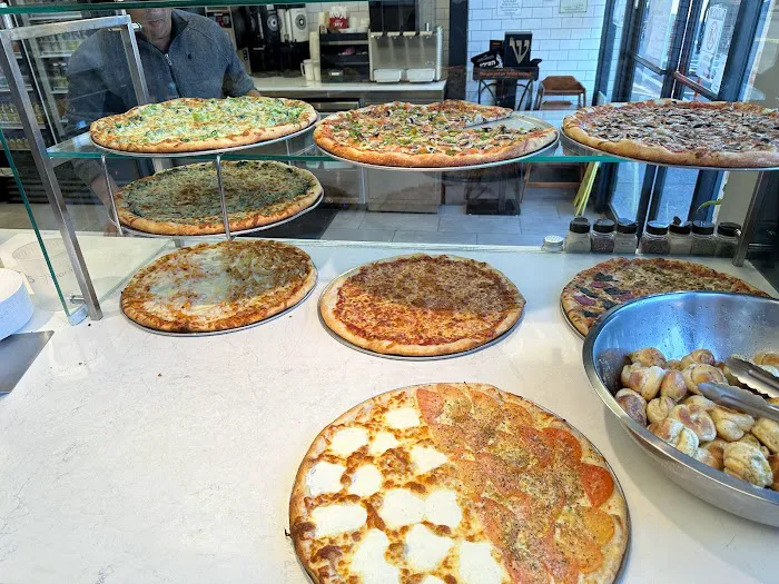 La pizzeria and bagel Picture 4