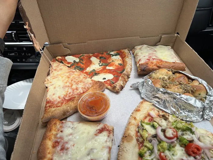 Enzo’s Pizza Of Garden City Picture 2