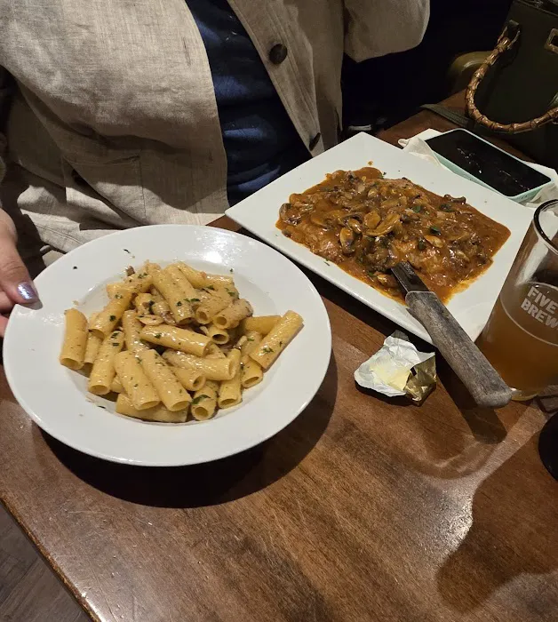 Iavarone Italian Kitchen + Pizzeria Picture 4
