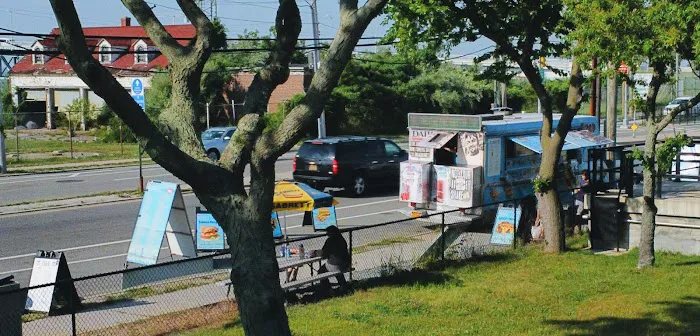 Breezy Dogs Food Truck Picture 1