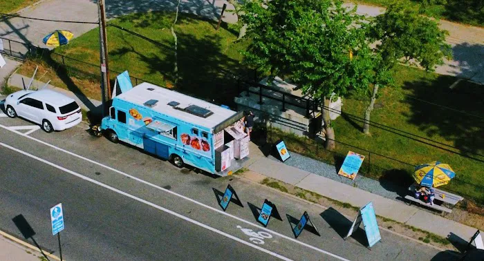 Breezy Dogs Food Truck Picture 6