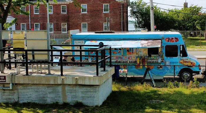 Breezy Dogs Food Truck Picture 2