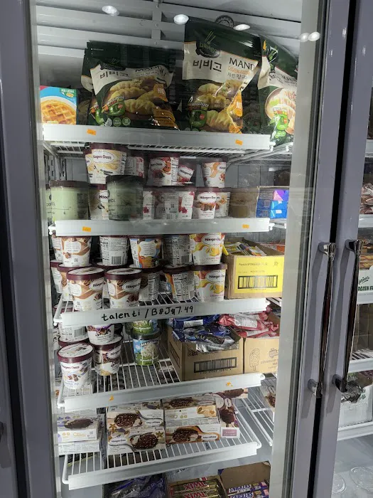Organic Food Mart Deli Picture 1