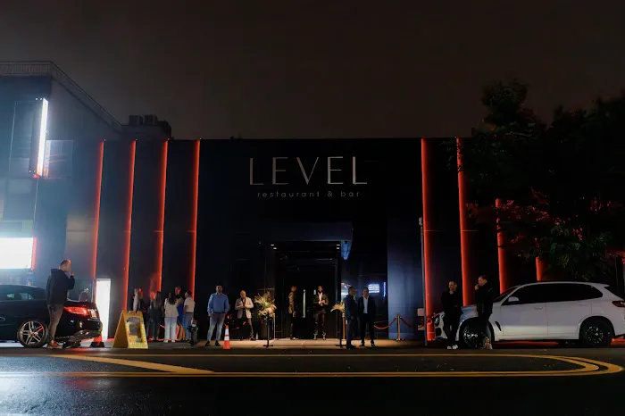 Level Restaurant & Bar Picture 10