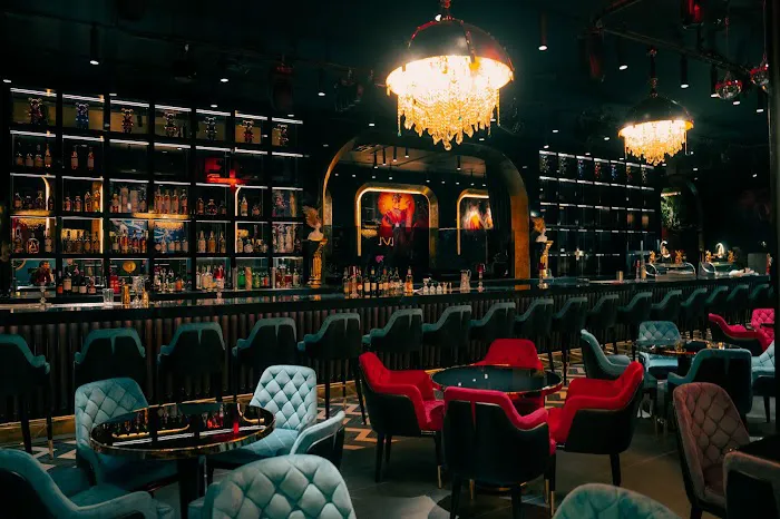 Level Restaurant & Bar Picture 6