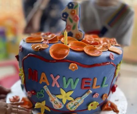 Custom cakes and cookies - Everything Cakes