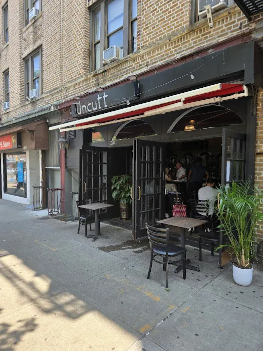 Uncutt Bar & Restaurant Picture 9